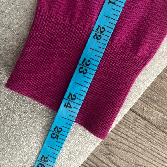 [US:L] Lord Taylor Dark Pink Extra Fine Merino Wool V Neck Sweater - Picture 7 of 7